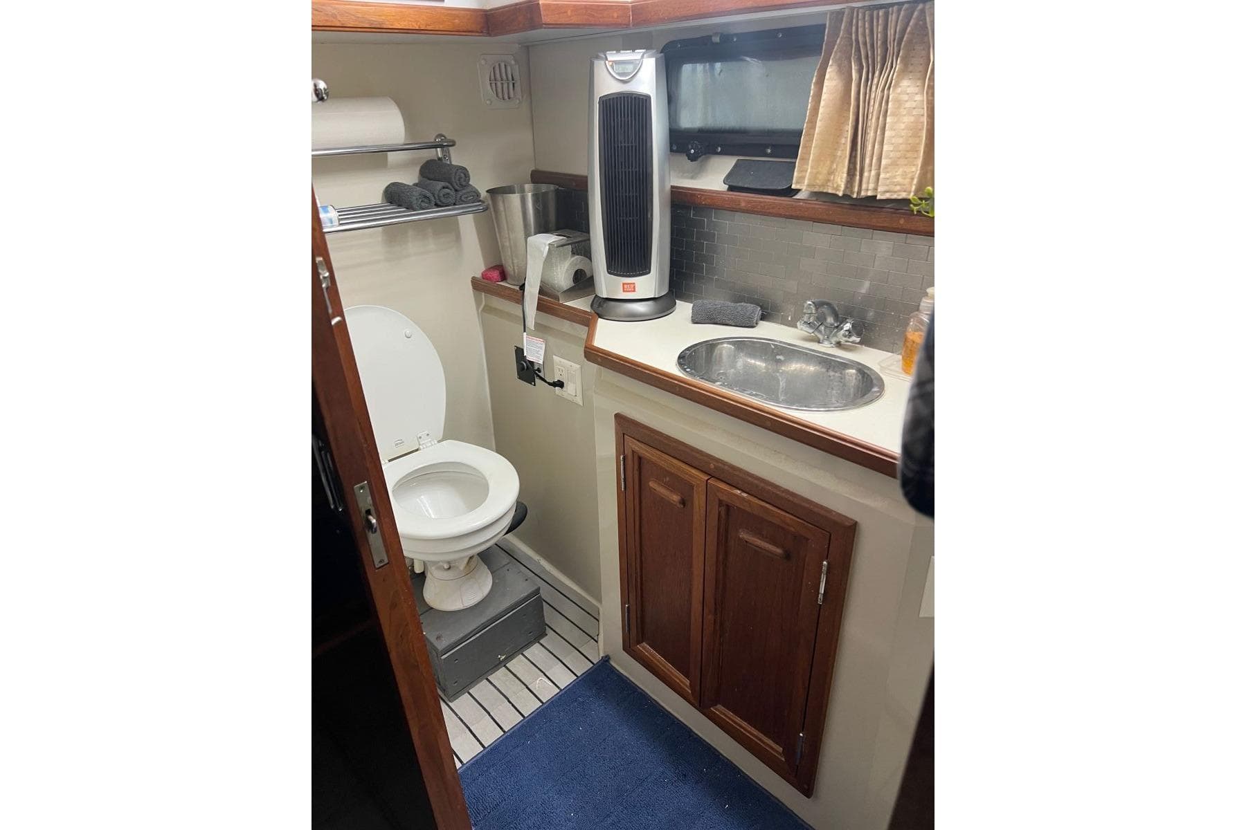 1987 Carver 42 Aft Cabin Motor Yacht — Waverly, TN (photo 18)