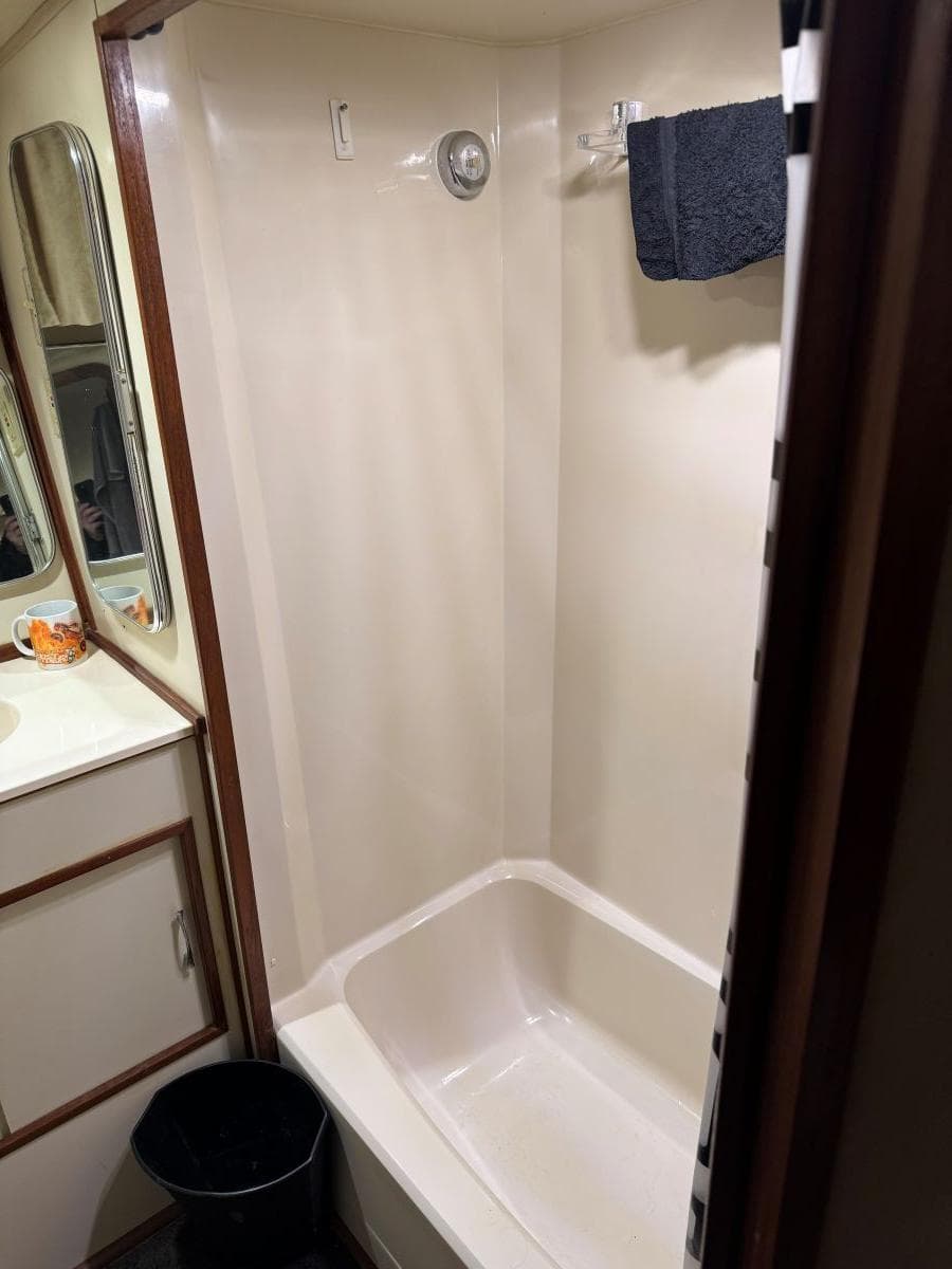 1988 Chris-Craft 426 Catalina — Hendersonville, TN (photo 22)