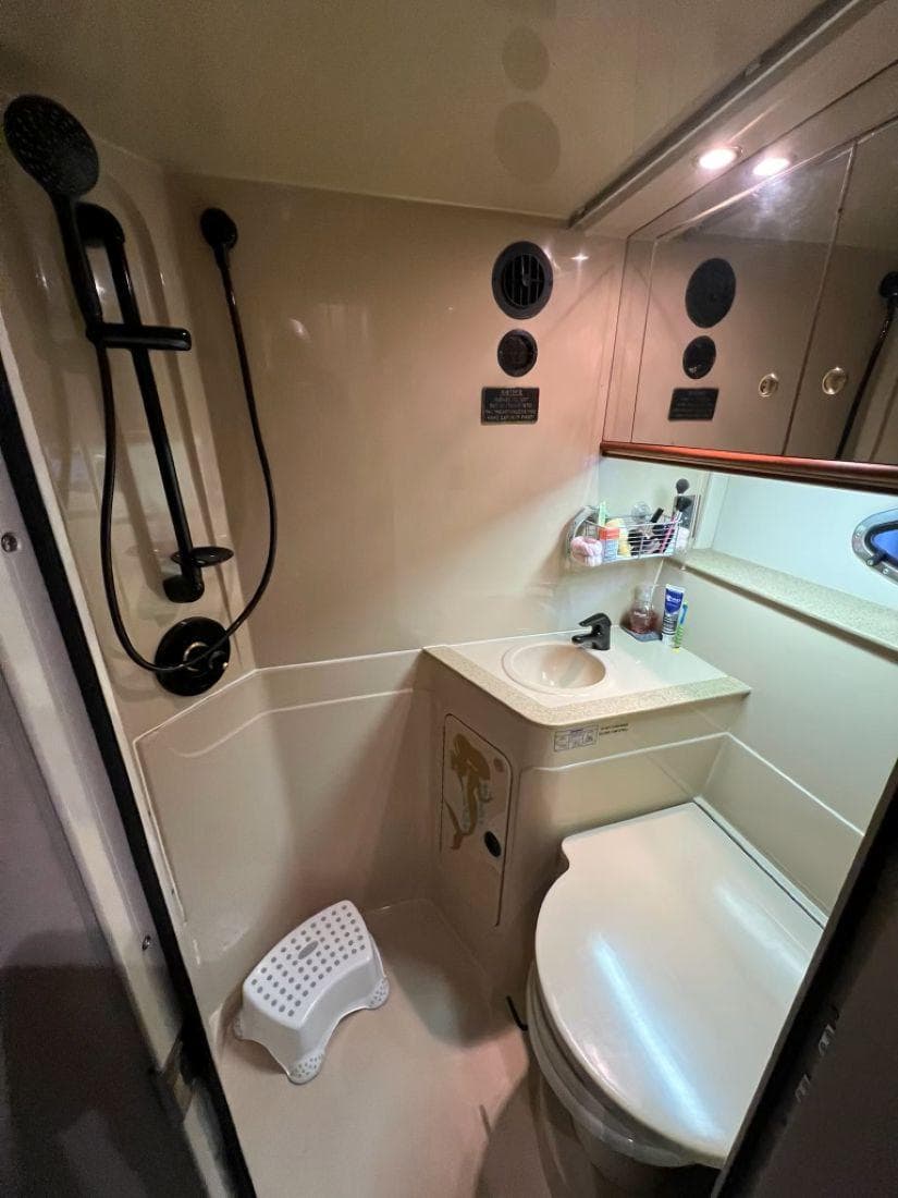 2000 Cruisers Yachts 4270 Express — Nashville, TN (photo 12)