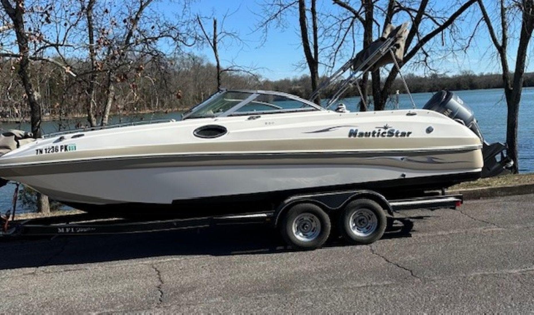 2010 NauticStar 230DC Sport Deck