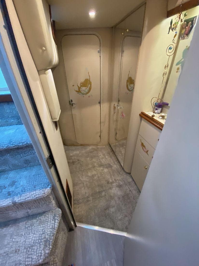 2000 Cruisers Yachts 4270 Express — Nashville, TN (photo 11)